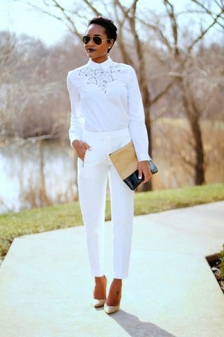 Какие брюки-галифе носить с белой блузкой с длинным рукавом в деловом стиле: Белая блузка с длинным рукавом и брюки-галифе помогут составить незаезженный образ для работы в офисе. В паре с этим образом чудесно выглядят бежевые кожаные туфли.