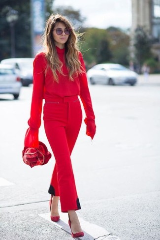 С чем носить красную блузку: Комбо из красной блузки и красных брюк-клеш поможет выразить твой уникальный стиль. В тандеме с этим ансамблем органично смотрятся красные замшевые туфли.