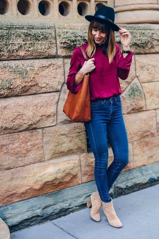 С чем носить темно-пурпурную блузку в теплую погоду: Темно-пурпурная блузка и синие джинсы помогут составить гармоничный и модный образ. Вкупе с этим нарядом органично смотрятся бежевые замшевые ботильоны.