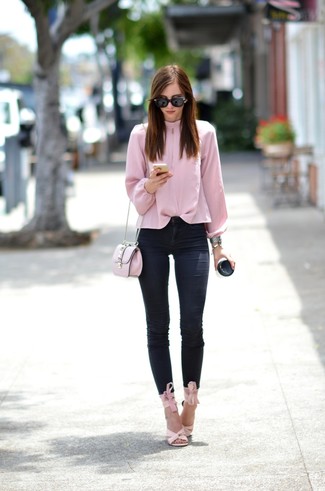 С чем носить ярко-розовые кожаные босоножки на каблуке: Розовая блузка с длинным рукавом будет смотреться отлично в сочетании с черными джинсами скинни. Очень уместно здесь смотрятся ярко-розовые кожаные босоножки на каблуке.