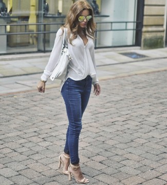 Какие джинсы носить с бежевыми босоножками на каблуке: Белая блузка с длинным рукавом и джинсы — беспроигрышный образ для похода в кино или шоппинга. В качестве завершения этого образа сюда просятся бежевые босоножки на каблуке.