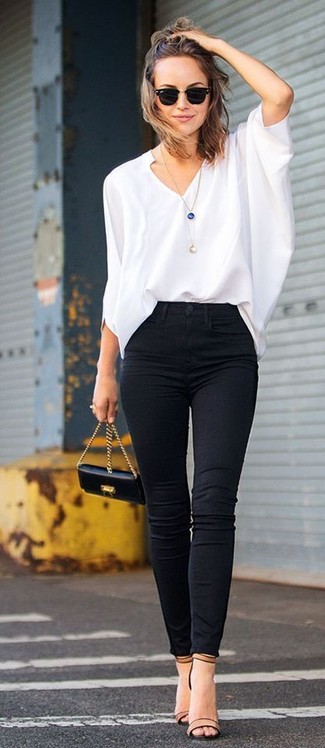 Как носить блузку с длинным рукавом с босоножками на каблуке: Блузка с длинным рукавом в сочетании с черными джинсами скинни не прекращает покорять сердца барышень, которые любят одеваться по моде. Босоножки на каблуке — хороший выбор, чтобы завершить лук.