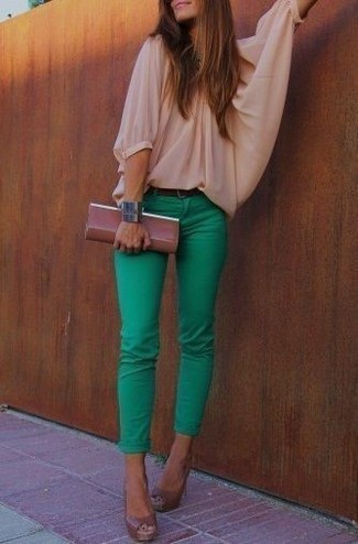 С чем носить зеленые джинсы скинни: Современным дамам, которые любят держать руку на пульсе последних тенденций, рекомендуем взять на заметку это сочетание бежевой блузки с длинным рукавом и зеленых джинсов скинни. Очень модно здесь будут выглядеть коричневые кожаные туфли с вырезом.