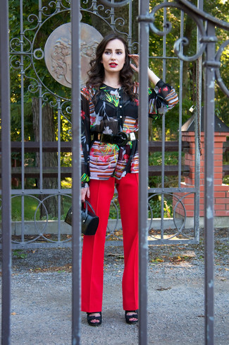 С чем носить темно-красные классические брюки женщине в жару: Черная блузка с длинным рукавом с цветочным принтом и темно-красные классические брюки отлично впишутся в любой лук — простой будничный наряд или же изысканный вечерний. Вместе с этим луком органично выглядят черные кожаные босоножки на каблуке.
