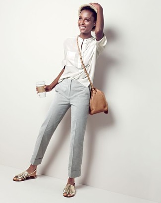 Модный лук: белая блузка с длинным рукавом, серые классические брюки, золотые кожаные сандалии на плоской подошве c бахромой, светло-коричневая кожаная сумка через плечо