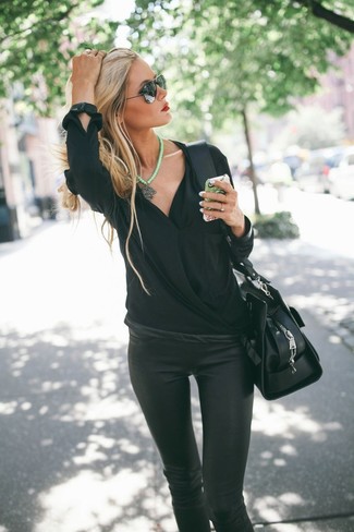 С чем носить черную блузку в стиле кэжуал: Как видишь, черная блузка смотрится гармонично в тандеме с черными кожаными леггинсами.