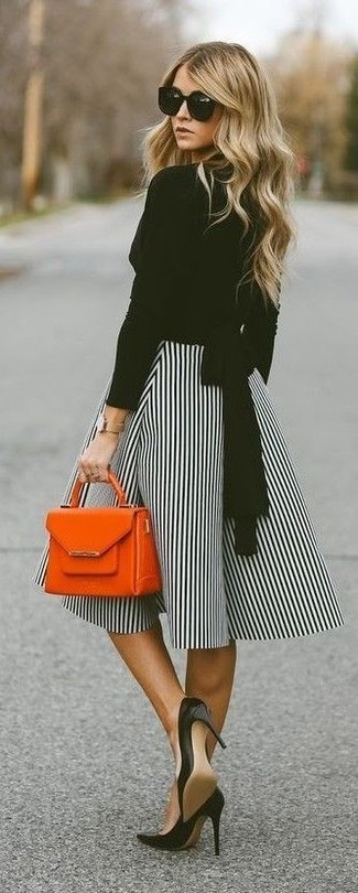 Модный лук: черная блузка с длинным рукавом, бело-черная пышная юбка в вертикальную полоску, черные кожаные туфли, оранжевая кожаная сумочка