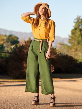 С чем носить зелено-желтую блузку с длинным рукавом лето: Дуэт зелено-желтой блузки с длинным рукавом и темно-зеленых широких брюк поможет выглядеть аккуратно, а также подчеркнуть твою индивидуальность. Закончи наряд черными кожаными босоножками на танкетке, если боишься, что он получится слишком отполированным. Подобное сочетание уж точно поможет пережить нестерпимый летний зной.