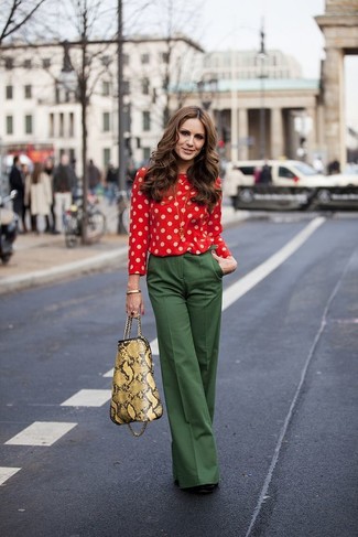 С чем носить красную блузку: Дуэт красной блузки и темно-зеленых широких брюк позволит выглядеть стильно, но при этом выразить твой индивидуальный стиль. Вкупе с этим нарядом прекрасно будут выглядеть черные замшевые туфли.