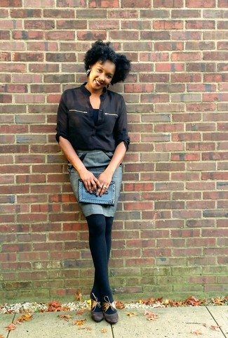 Модный лук: черная блузка с длинным рукавом, серая юбка-карандаш, темно-коричневые замшевые туфли, черный кожаный клатч