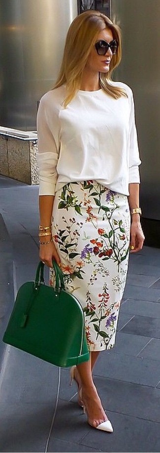 С чем носить зеленую сумку в 30 лет женщине: Если ты делаешь ставку на комфорт и функциональность, белая блузка с длинным рукавом и зеленая сумка — прекрасный выбор для модного ансамбля на каждый день. Белые кожаные туфли — хороший выбор, чтобы закончить образ.