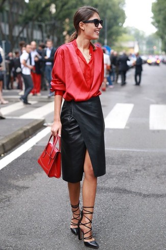 С чем носить темно-красную сумочку в 30 лет в деловом стиле: Красная шелковая блузка с длинным рукавом и темно-красная сумочка — классный вариант для девушек, которые постоянно в движении. В тандеме с этим образом органично будут смотреться черные кожаные туфли.