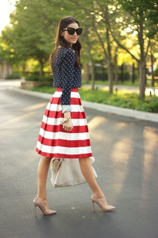 Модный лук: темно-сине-белая блузка с длинным рукавом в горошек, красно-белая юбка-миди в горизонтальную полоску, светло-коричневые кожаные туфли, белая кожаная большая сумка