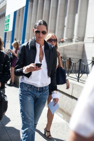 Как носить белую блузу на пуговицах с синими рваными джинсами-бойфрендами в спортивном стиле: Если в одежде ты ценишь комфорт и функциональность, белая блуза на пуговицах и синие рваные джинсы-бойфренды — замечательный выбор для привлекательного повседневного наряда.