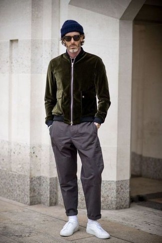 Как носить низкие кеды с бомбером за 40 лет мужчине весна: Бомбер и темно-серые брюки карго — замечательная идея для расслабленного, но модного мужского образа. Низкие кеды органично дополнят этот лук. Это сочетание вещей отлично подходит для межсезонья, когда холодная пора уходит и сменяется в весенне-осенний период.