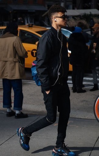 Как носить черный бомбер с черными брюками чинос в 20 лет: Если ты любишь одеваться с иголочки, и при этом чувствовать себя комфортно и расслабленно, тебе стоит попробовать это сочетание черного бомбера и черных брюк чинос. Если сочетание несочетаемого привлекает тебя не меньше, чем безвременная классика, закончи свой ансамбль синими кроссовками.