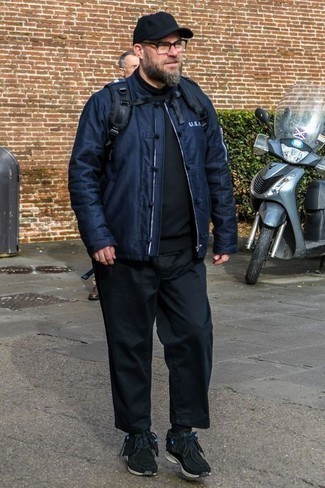 Какие брюки чинос носить с темно-синим бомбером за 40 лет в стиле кэжуал: Сочетание темно-синего бомбера и брюк чинос не прекращает нравиться молодым людям, которые любят одеваться с иголочки. Любишь дерзкие сочетания? Можешь закончить свой лук черными кроссовками.