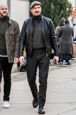 С чем носить черные кожаные туфли дерби за 40 лет: Черный кожаный бомбер и черные брюки чинос в шотландскую клетку будет классной идеей для простого ансамбля на каждый день. Очень недурно здесь смотрятся черные кожаные туфли дерби.