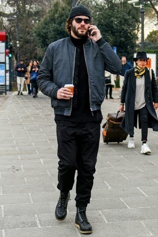 Как носить водолазку с бомбером в 30 лет мужчине: Бомбер и водолазка — прекрасная идея для несложного, но модного мужского образа. В сочетании с этим образом органично смотрятся черные кожаные повседневные ботинки.