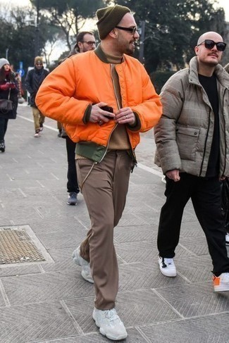 С чем носить оранжевый бомбер мужчине: Оранжевый бомбер и коричневые брюки чинос — обязательные вещи в арсенале современного жителя большого города. Закончив лук белыми кроссовками, ты привнесешь в него немного непринужденности.