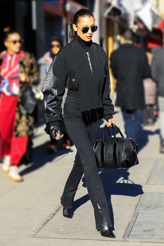 С чем носить черную водолазку в 20 лет женщине: Практичное сочетание черной водолазки и черных джинсов несомненно будет обращать на тебя взгляды окружающих. Черные кожаные ботильоны становятся замечательным дополнением к твоему образу.
