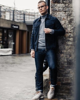 С чем носить темно-синий бомбер мужчине в стиле смарт-кэжуал: Темно-синий бомбер и темно-синие джинсы — отличный вариант для расслабленного, но модного мужского лука. Преобразить образ и добавить в него немного классики помогут серые кожаные туфли дерби.