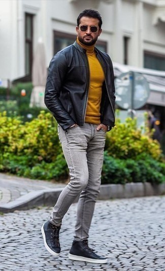 Какие бомберы носить с серыми джинсами в 30 лет мужчине в теплую погоду в стиле кэжуал: Бомбер в сочетании с серыми джинсами продолжает импонировать парням, которые любят одеваться со вкусом. Пара черных кожаных высоких кед добавит образу расслабленности и дерзости.