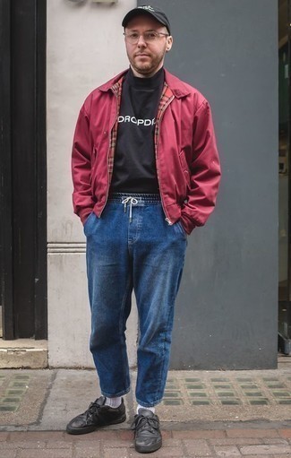 С чем носить темно-красную куртку мужчине в стиле кэжуал: Дуэт темно-красной куртки и синих джинсов поможет создать необыденный мужской образ в повседневном стиле. Переходя к обуви, можно закончить образ черными кожаными низкими кедами.