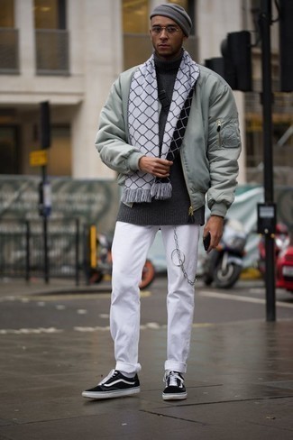 Как носить низкие кеды с бомбером в 20 лет мужчине в прохладную погоду: Бомбер и белые джинсы — беспроигрышный образ, если ты ищешь непринужденный, но в то же время модный мужской образ. Вкупе с этим образом идеально выглядят низкие кеды.