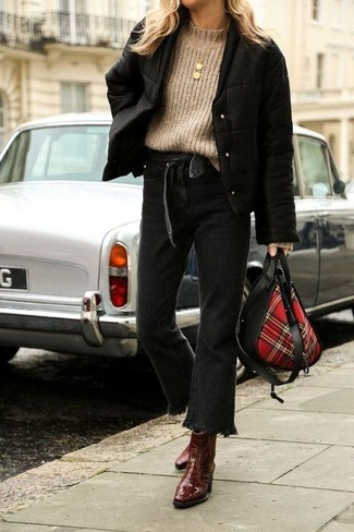 С чем носить светло-коричневый свитер в 20 лет женщине: Светло-коричневый свитер и черные джинсы-клеш помогут создать свой неповторимый лук. Темно-коричневые кожаные ботильоны идеально впишутся в ансамбль.