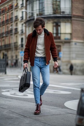 С чем носить красную куртку в 30 лет мужчине в теплую погоду: Сочетание красной куртки и синих зауженных джинсов позволит составить необычный мужской образ в повседневном стиле. Хотел бы привнести в этот наряд немного элегантности? Тогда в качестве обуви к этому ансамблю, стоит обратить внимание на темно-красные кожаные повседневные ботинки.