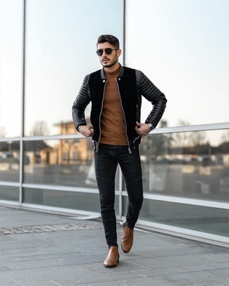 Как носить черные джинсы с темно-коричневыми кожаными ботинками мужчине: Черный замшевый бомбер и черные джинсы — подходящее дуэт и для вечерних вылазок с друзьями, и для дневных поездок на выходных. Теперь почему бы не привнести в повседневный ансамбль толику консерватизма с помощью темно-коричневых кожаных ботинок?