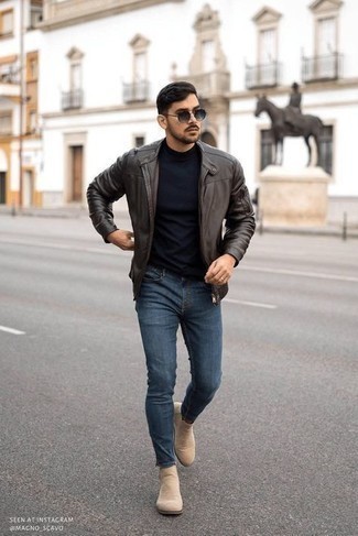Какие зауженные джинсы носить с темно-коричневым бомбером в 30 лет мужчине осень в стиле смарт-кэжуал: Темно-коричневый бомбер в паре с зауженными джинсами продолжает импонировать стильным джентльменам. Этот образ обретет новое прочтение в сочетании с бежевыми замшевыми ботинками челси. Этот образ отлично подойдет для непонятной осенней погоды.
