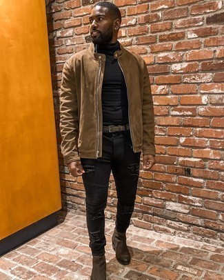 Как носить черные брюки с темно-коричневой обувью в 30 лет мужчине осень в стиле кэжуал: Стильное сочетание коричневого замшевого бомбера и черных брюк подойдет для мероприятий, когда удобство превыше всего. Теперь почему бы не привнести в этот образ на каждый день толику утонченности с помощью темно-коричневых замшевых ботинок челси? Когда ты одет стильно, избежать сезонной грусти намного легче.