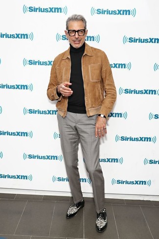 Как Jeff Goldblum носит Коричневый замшевый бомбер, Черная водолазка, Серые классические брюки в клетку, Черно-белые кожаные туфли дерби
