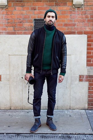 Модный лук: черный кожаный бомбер, темно-зеленый вязаный свитер, черная водолазка, темно-синие джинсы