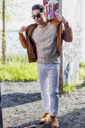 Какие вязаные свитера носить с коричневым бомбером мужчине: Коричневый бомбер и вязаный свитер — хороший вариант, если ты хочешь создать раскованный, но в то же время модный мужской образ. Думаешь сделать ансамбль немного строже? Тогда в качестве дополнения к этому образу, выбери светло-коричневые замшевые ботинки челси.