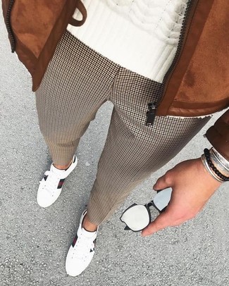 Модный лук: табачный замшевый бомбер, белый вязаный свитер, коричневые классические брюки с узором "гусиные лапки", белые кожаные низкие кеды