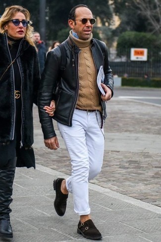 Как носить джинсы с вязаным свитером за 40 лет мужчине в теплую погоду в стиле смарт-кэжуал: Вязаный свитер и джинсы надежно закрепились в гардеробе многих джентльменов, позволяя составлять незаезженные и удобные ансамбли. Любители экспериментировать могут завершить лук темно-коричневыми замшевыми монками с двумя ремешками, тем самым добавив в него чуточку изысканности.