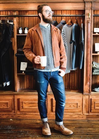 С чем носить серебряный вязаный свитер мужчине: Серебряный вязаный свитер и темно-синие джинсы — неотъемлемые элементы в гардеробе джентльменов с чувством стиля. Дополнив ансамбль коричневыми замшевыми повседневными ботинками, ты привнесешь в него классическую нотку.