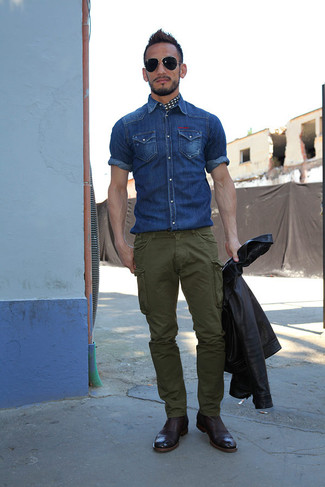 С чем носить синюю джинсовую рубашку мужчине осень: Синяя джинсовая рубашка и оливковые брюки карго — неотъемлемые вещи в гардеробе молодых людей с отменным чувством стиля. Думаешь добавить сюда толику классики? Тогда в качестве обуви к этому ансамблю, стоит обратить внимание на темно-красные кожаные броги. Безусловно, подобный образ будет выглядеть прекрасно осенью.