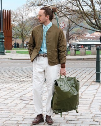 С чем носить темно-зеленый рюкзак из плотной ткани в 30 лет мужчине весна: Сочетание коричневого бомбера и темно-зеленого рюкзака из плотной ткани - очень практично, и поэтому идеально для создания нескучного повседневного стиля. Думаешь добавить в этот наряд нотку изысканности? Тогда в качестве обуви к этому ансамблю, обрати внимание на темно-коричневые кожаные туфли дерби. Когда зима сменяется весной, парням хочется выглядеть по моде и притягательно для дамского пола. Подобный лук вне всякого сомнения поможет достичь желаемого.