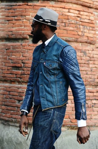 С чем носить кожаный бомбер мужчине в теплую погоду в стиле кэжуал: Если у тебя творческое место работы, обрати внимание на дуэт кожаного бомбера и темно-синих джинсов.
