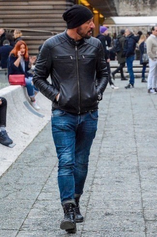 Как носить джинсы с бомбером за 40 лет мужчине в теплую погоду: Бомбер будет выглядеть гармонично в паре с джинсами. Любишь экспериментировать? Дополни лук черными кожаными повседневными ботинками.