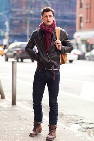 С чем носить темно-красный шарф в 30 лет мужчине: Если в одежде ты ценишь удобство и функциональность, темно-коричневый кожаный бомбер и темно-красный шарф — превосходный вариант для модного мужского лука на каждый день. Не прочь сделать ансамбль немного элегантнее? Тогда в качестве дополнения к этому ансамблю, стоит обратить внимание на коричневые кожаные повседневные ботинки.
