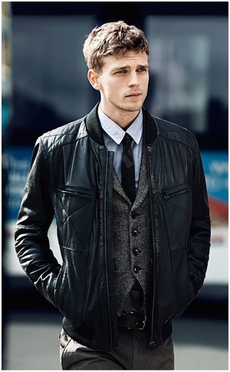 С чем носить стеганую куртку мужчине в прохладную погоду в деловом стиле: Стеганая куртка и темно-серые классические брюки — олицетворение элегантного стиля.