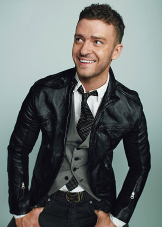 Как Justin Timberlake носит Черный кожаный бомбер, Серый жилет, Белая рубашка с длинным рукавом, Черные зауженные джинсы