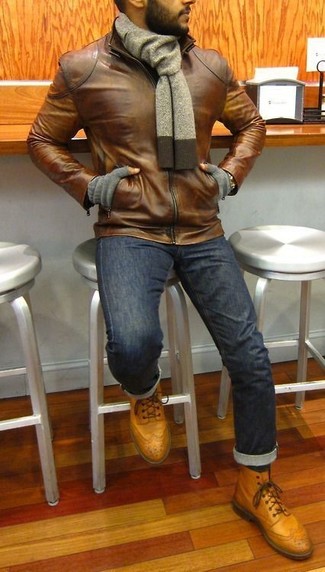 Как носить зауженные джинсы с бомбером мужчине в прохладную погоду: Бомбер и зауженные джинсы надежно закрепились в гардеробе многих мужчин, помогая создавать незаезженные и стильные луки. Светло-коричневые кожаные ботинки броги добавят ансамблю изысканности.