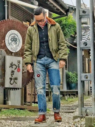 С чем носить темно-бирюзовый бомбер мужчине в теплую погоду: Если в одежде ты делаешь ставку на комфорт и практичность, темно-бирюзовый бомбер и синие рваные джинсы — великолепный выбор для модного мужского ансамбля на каждый день. Коричневые кожаные рабочие ботинки позволят сделать образ не таким формальным.