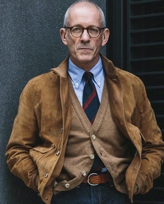 С чем носить светло-коричневый кардиган за 60 лет мужчине в теплую погоду в стиле смарт-кэжуал: Если ты любишь одеваться с иголочки, и при этом чувствовать себя комфортно и уверенно, тебе стоит опробировать это сочетание светло-коричневого кардигана и темно-синих джинсов.